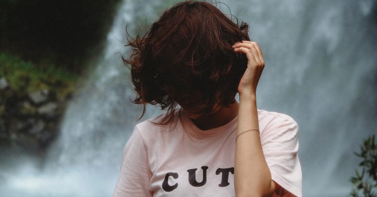 Combien perd-on de cheveux par jour pour les hommes et les femmes