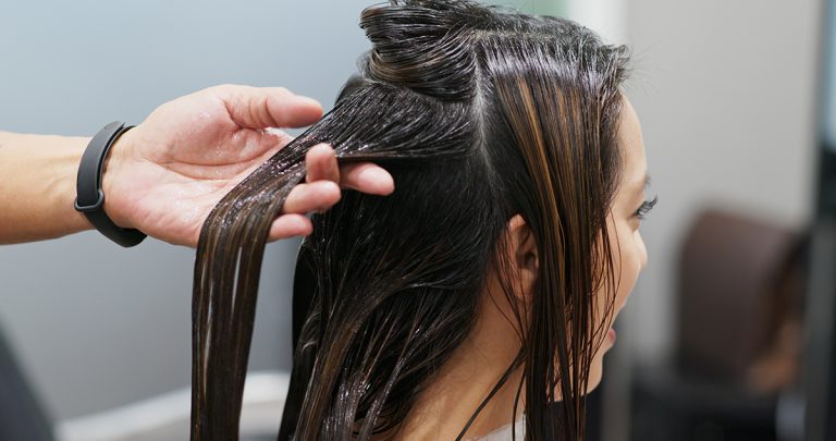 Comment appliquer de l'huile de ricin sur les cheveux