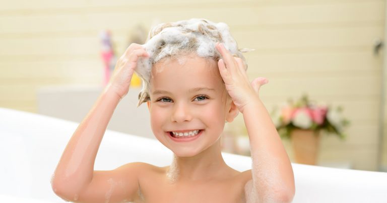 Comment utiliser un shampoing contre les poux ?