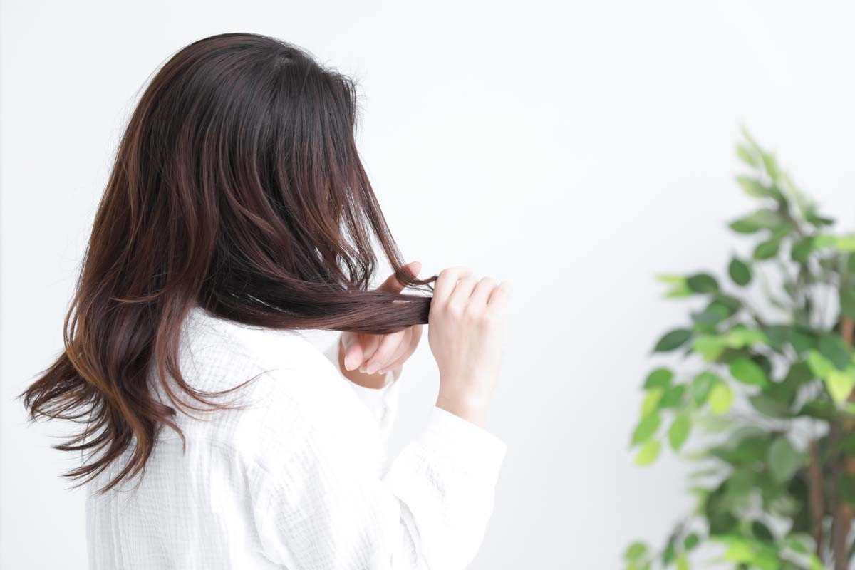 Cheveux très secs comme de la paille : comment remédier à ce problème