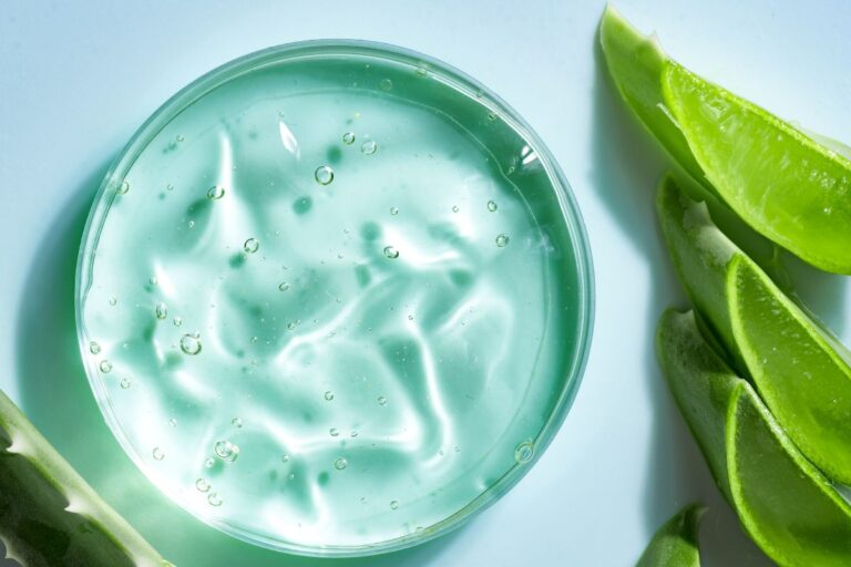 Les 9 meilleurs gels pour venir plaquer ses cheveux en 2024